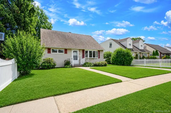 112 Franklin PL, Massapequa, NY 11758