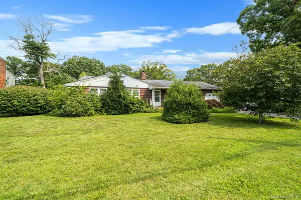 2345 Louis Kossuth AVE, Ronkonkoma, NY 11779