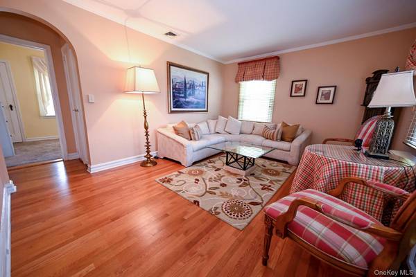 1073 Hancock AVE, Franklin Square, NY 11010