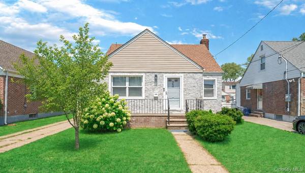 35 79th AVE, New Hyde Park, NY 11040
