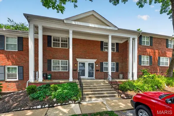 1663 E Swan CIR, St Louis, MO 63144