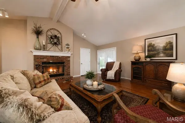 2296 Delaware DR, St Charles, MO 63303