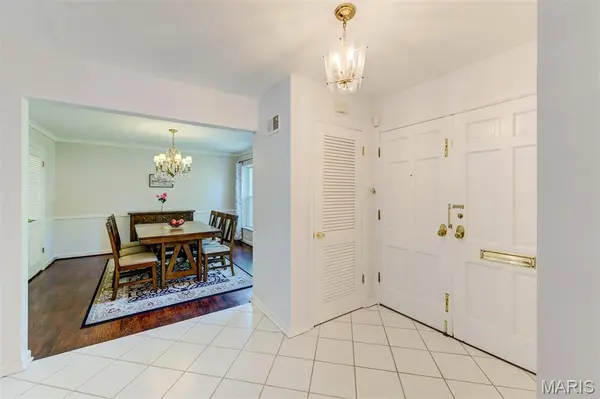8016 Davis DR, St Louis, MO 63105