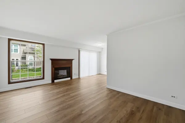 1343 Seabury CIR, Carol Stream, IL 60188