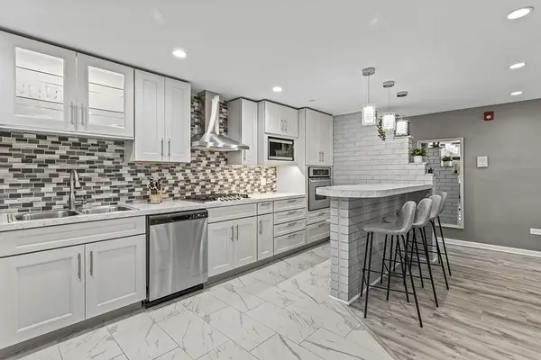 9954 S 84th TER #109, Palos Hills, IL 60465