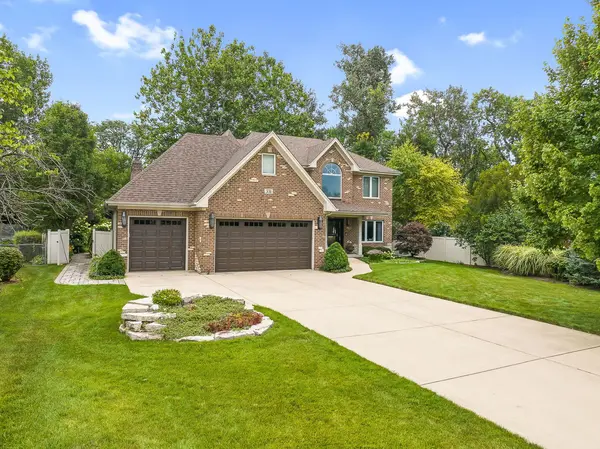 331 Brookside CIR, Wheaton, IL 60187