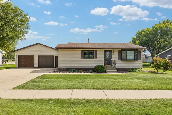 811 12th ST, De Witt, IA 52742