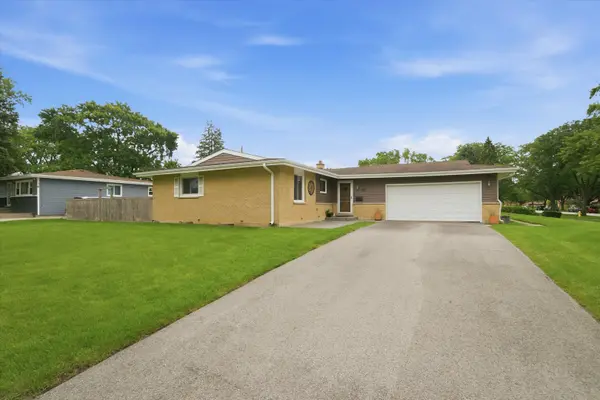 601 E Dogwood LN, Mount Prospect, IL 60056