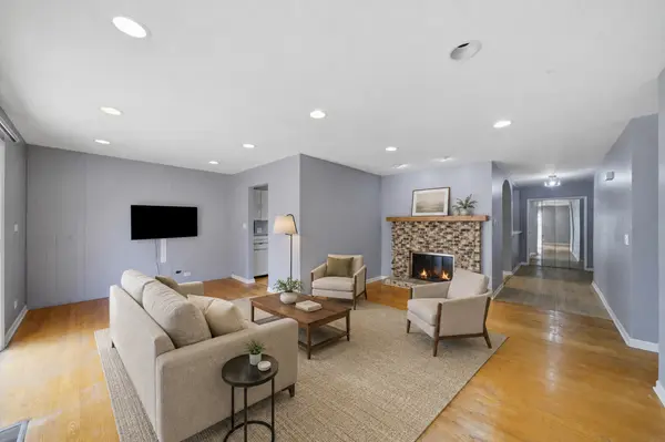 601 E Dogwood LN, Mount Prospect, IL 60056