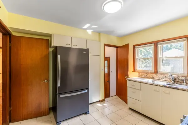 27 Pleasant AVE, Highwood, IL 60040