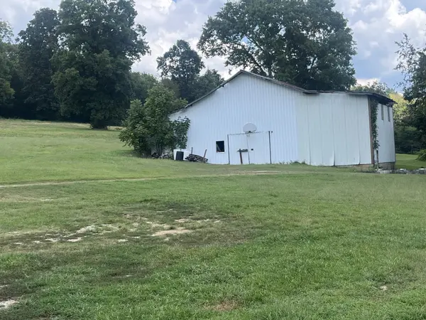 8 Oak Ln, Pleasant Shade, TN 37145
