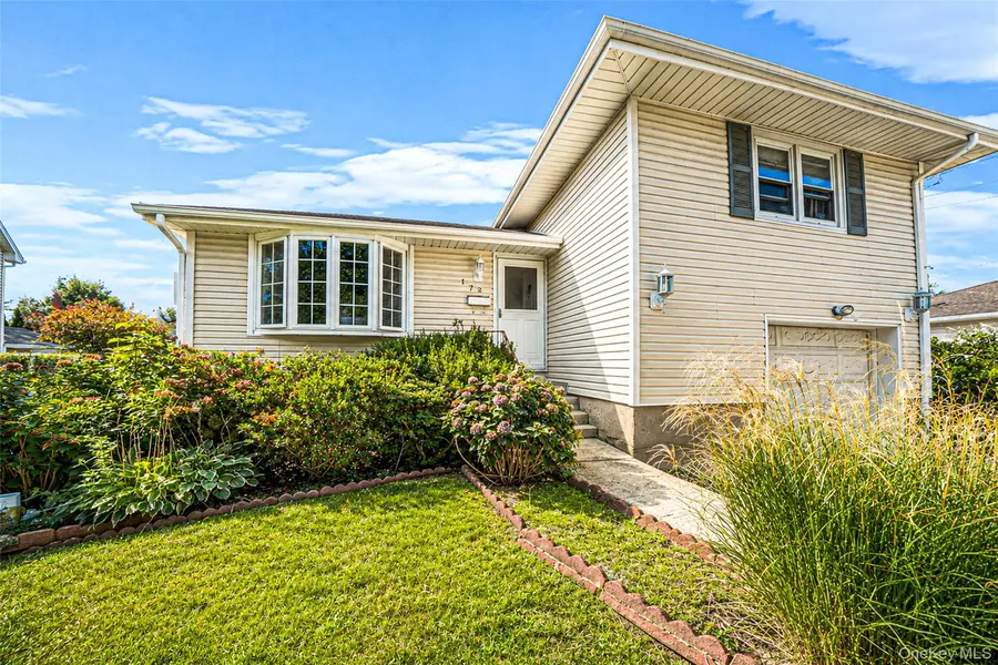 172 N Walnut ST, Massapequa, NY 11758