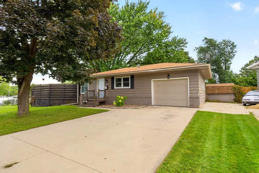 402 Sunset CT NE, Stewartville, MN 55976