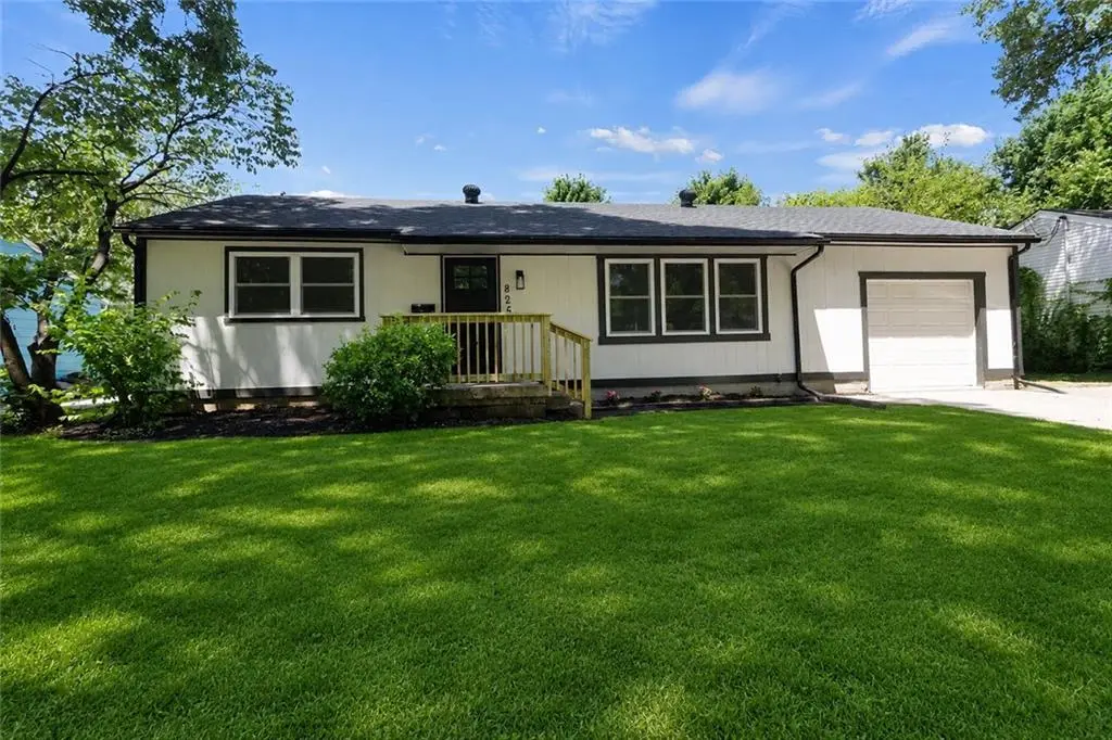 825 S Weaver ST, Olathe, KS 66061