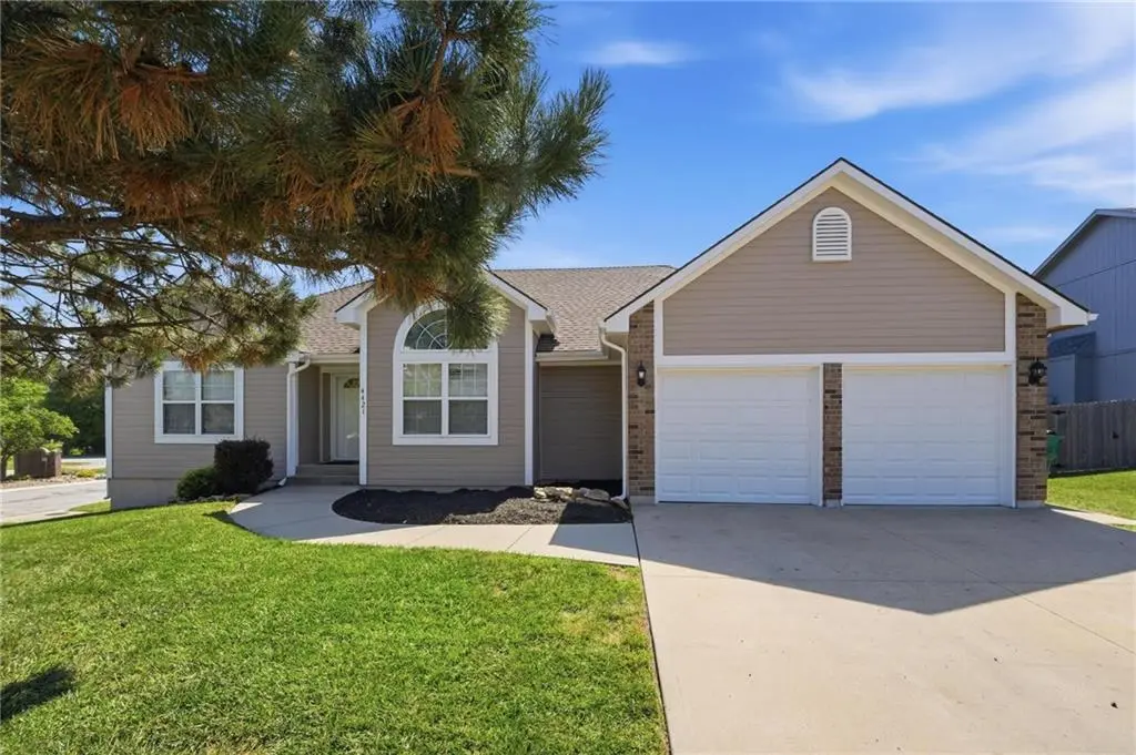 4421 SW Hillside DR, Lee's Summit, MO 64082