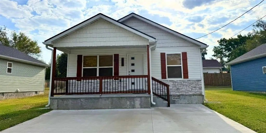 604 N Spring ST, Nevada, MO 64772