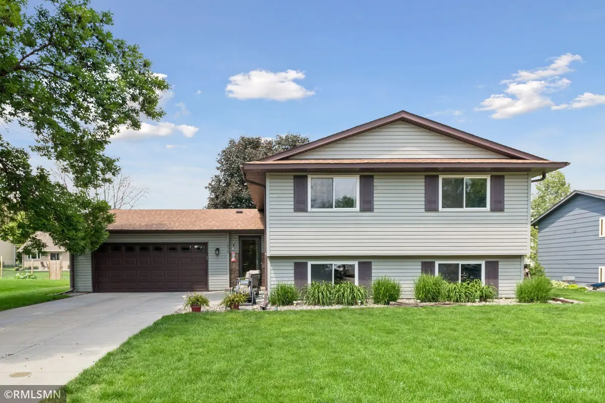 1016 Bluff Pointe DR, Chaska, MN 55318