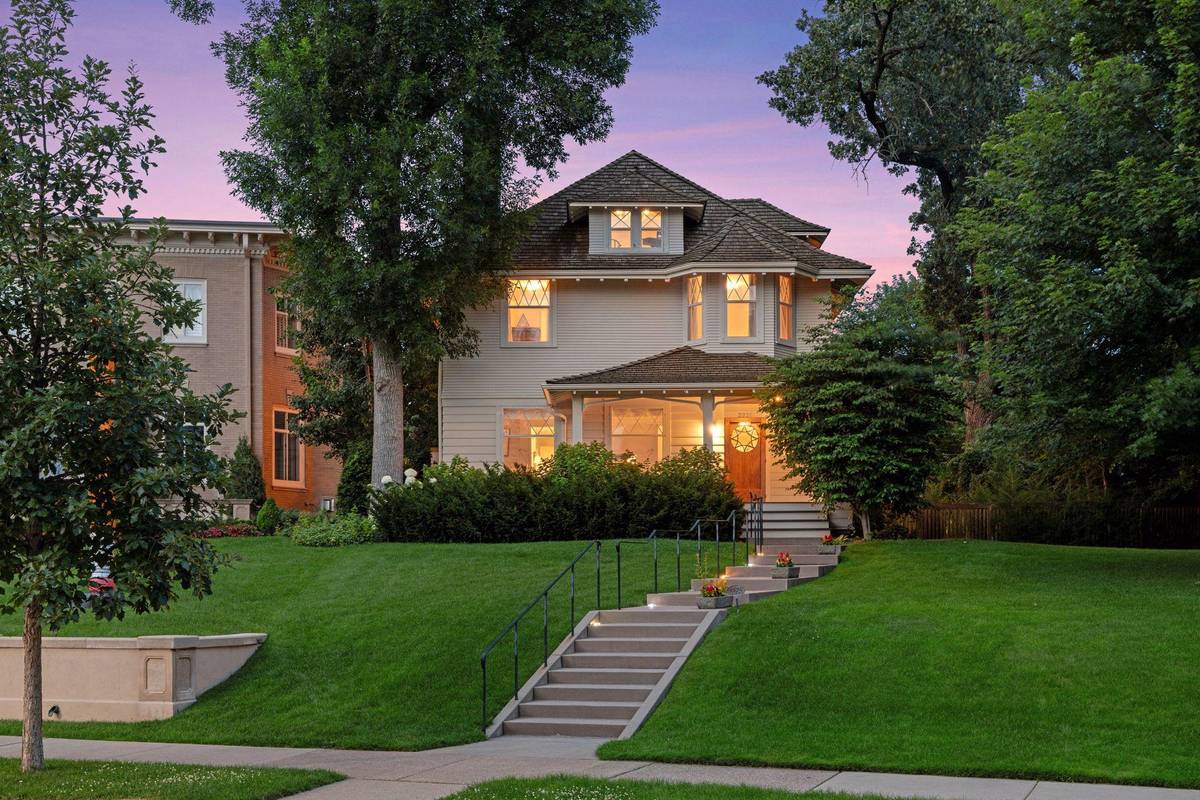2225 E Lake Of The Isles Pkwy, Minneapolis, MN 55405