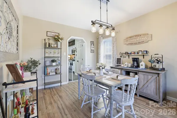 10 Country RD, Hendersonville, NC 28791