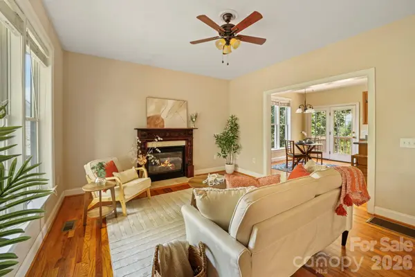 131 Macdougall LN, Weaverville, NC 28787