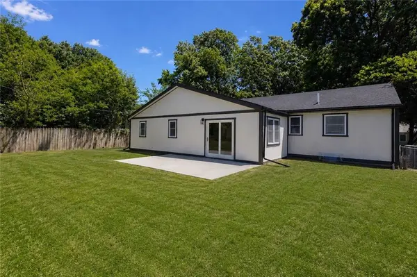 825 S Weaver ST, Olathe, KS 66061