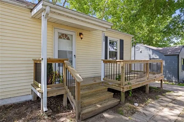 1225 43rd ST, Kansas City, MO 64116