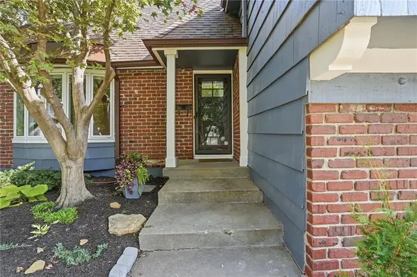 10713 W 98th ST, Overland Park, KS 66214