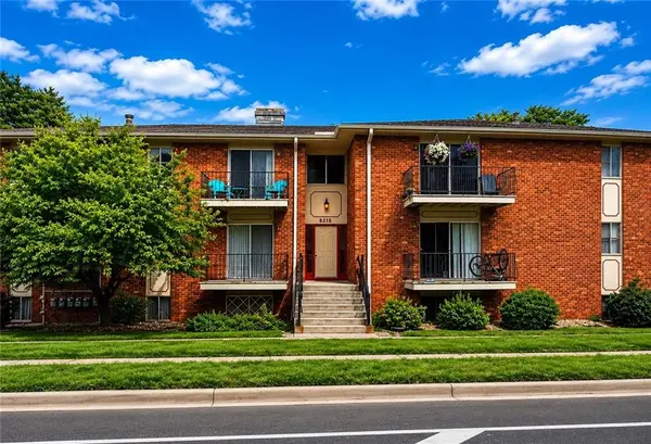 8215 Santa Fe DR #2, Overland Park, KS 66204