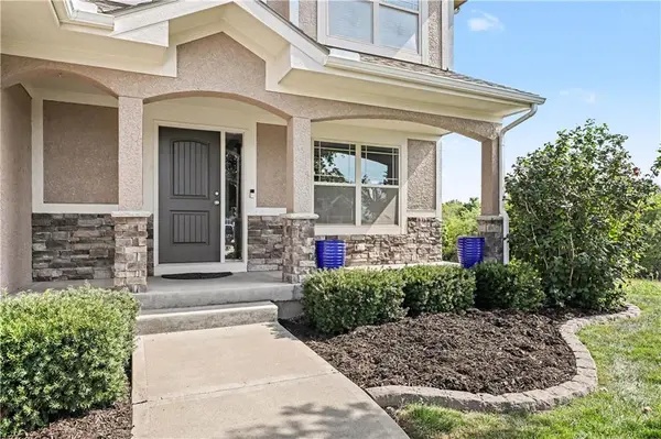 1922 Bluestone DR, Lee's Summit, MO 64064