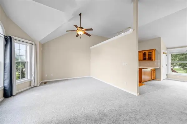 201 Mesa DR, Smithville, MO 64089