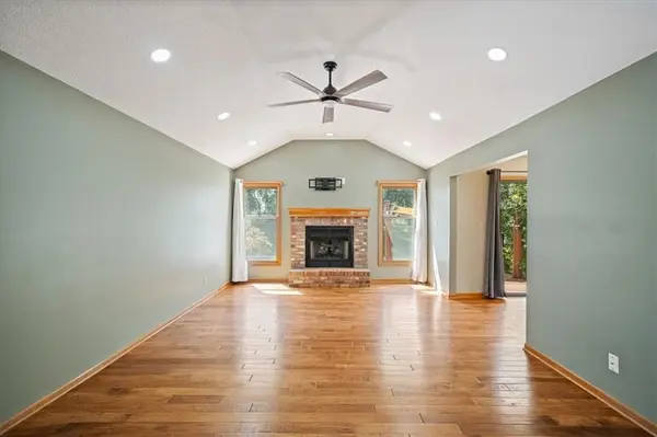 1206 SW Eastman CT, Blue Springs, MO 64015