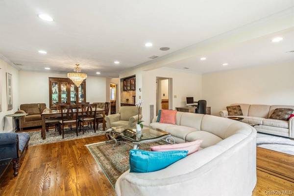 11 Maple Run DR, Jericho, NY 11753