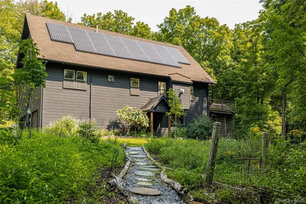 858 Roosa Gap RD, Bloomingburg, NY 12721