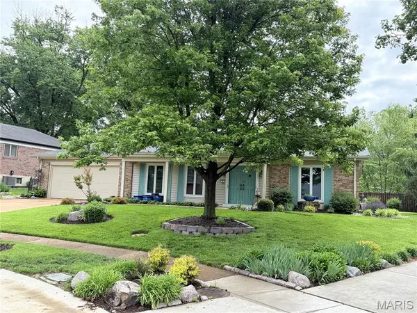 8 Sweet Meadows LN, Ballwin, MO 63011