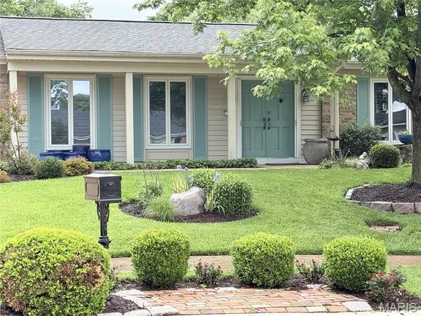 8 Sweet Meadows LN, Ballwin, MO 63011