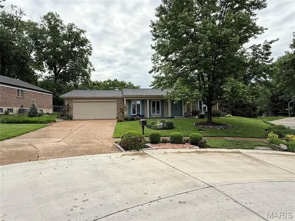 8 Sweet Meadows LN, Ballwin, MO 63011