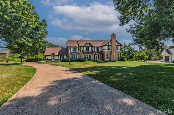 16726 Kehrsgrove DR, Chesterfield, MO 63005