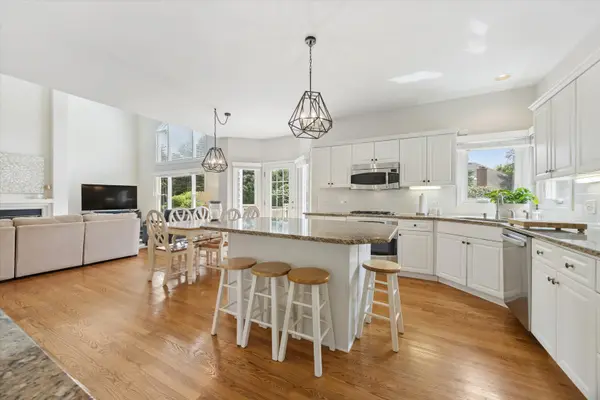 1400 Monarch CIR, Naperville, IL 60564