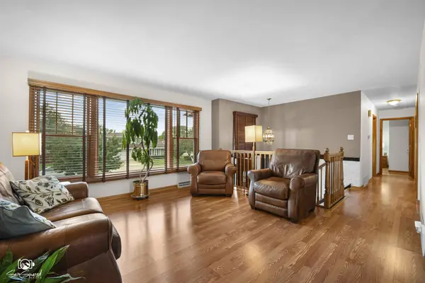 635 N Rumple LN, Addison, IL 60101