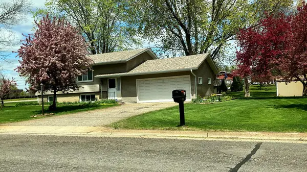 135 Dundee LN, Waite Park, MN 56387
