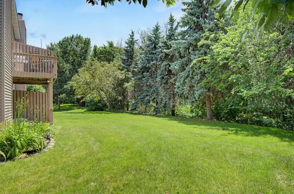 9211 Upland LN N, Maple Grove, MN 55369