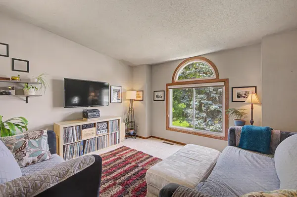 9211 Upland LN N, Maple Grove, MN 55369