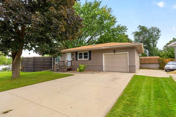 402 Sunset CT NE, Stewartville, MN 55976
