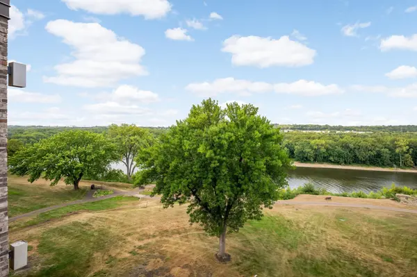 1077 Sibley Memorial HWY #605, Mendota Heights, MN 55118