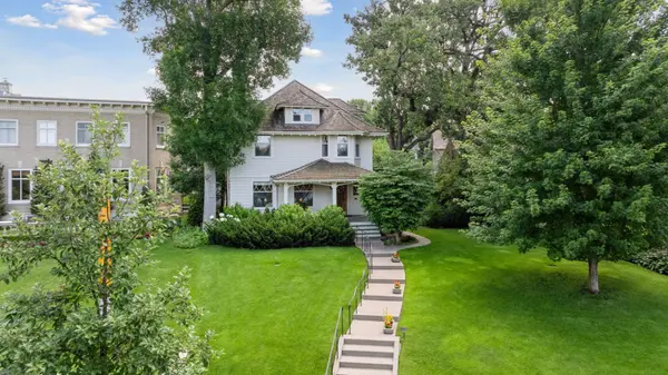 2225 E Lake Of The Isles Pkwy, Minneapolis, MN 55405