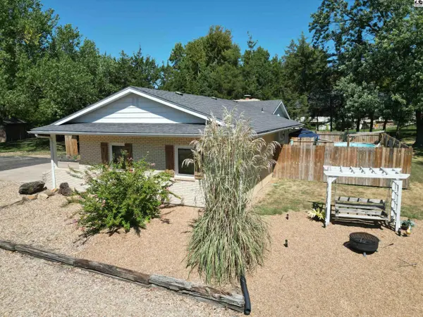 3912 Mission Dr, Hutchinson, KS 67502