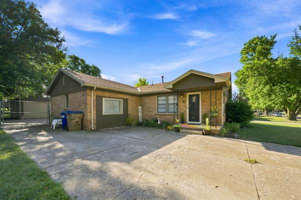 1220 N Lakeview Drive, Derby, KS 67037
