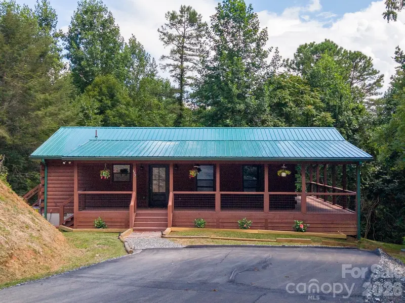 677 Ridgetop CIR, Whittier, NC 28789