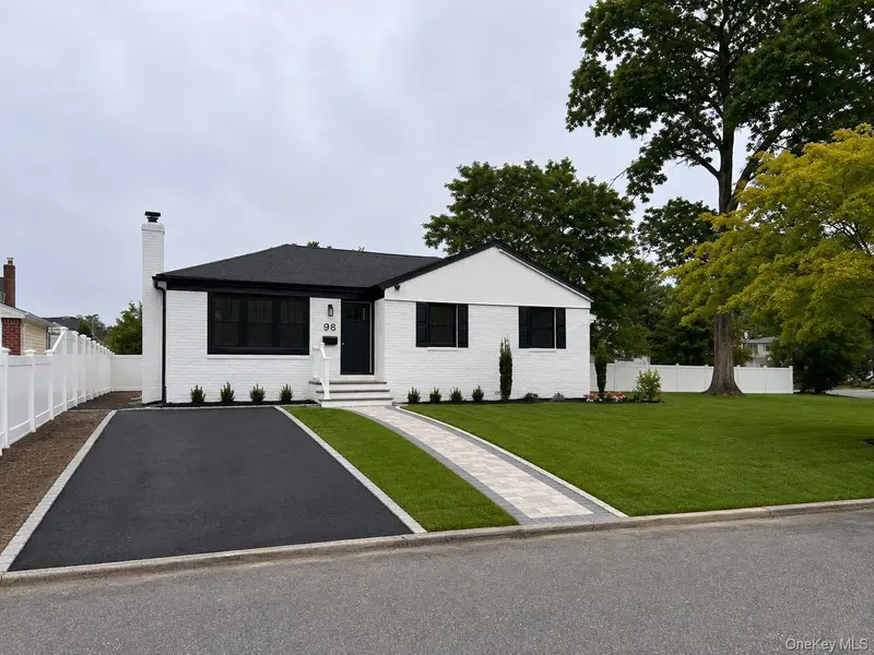 98 Beecher RD, North Babylon, NY 11703