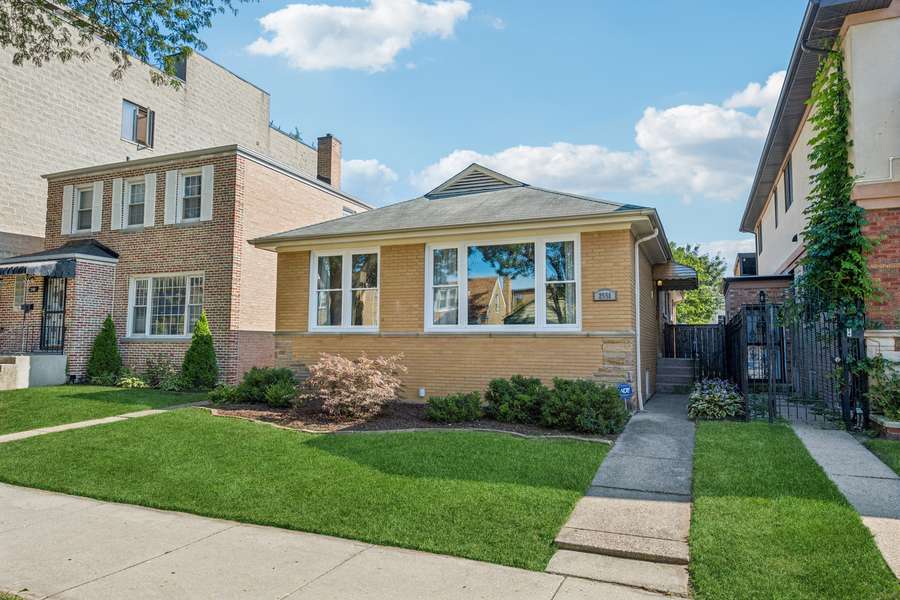 2551 W Balmoral AVE, Chicago, IL 60625